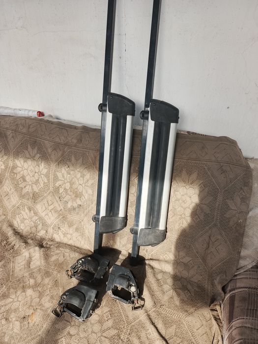 Продам на релинги  крепление для лыж.