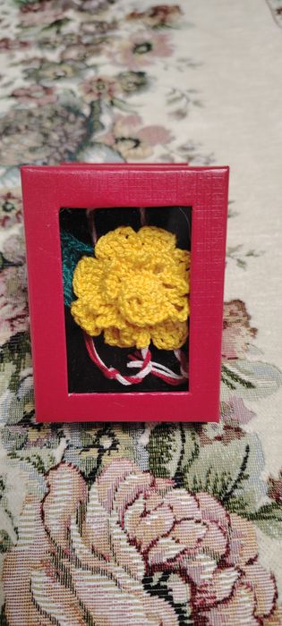 Broșă mărțișor croșetat