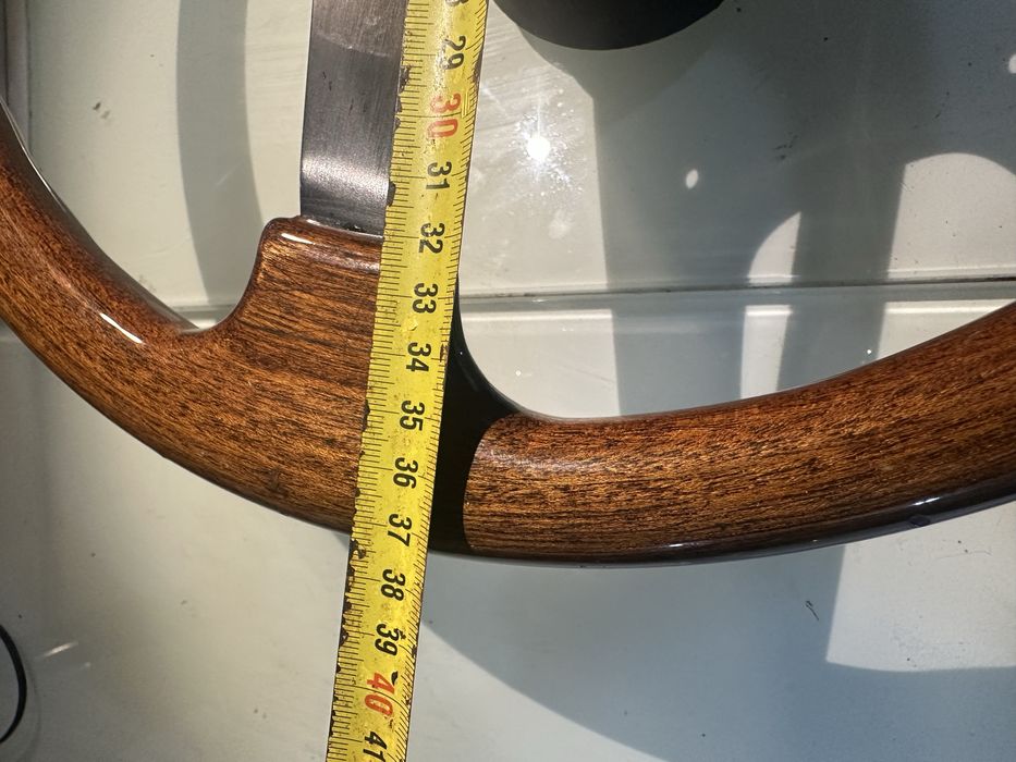 Волан махагонов momo