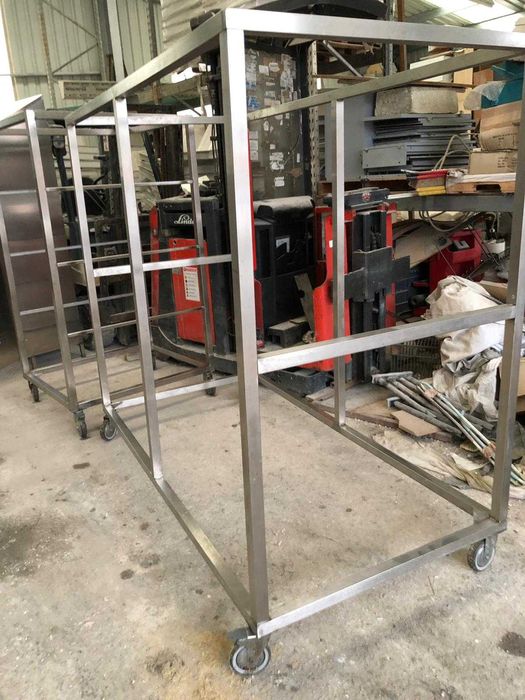 Cărucioare pentru agățat  mezeluri, sunca, produse din carne