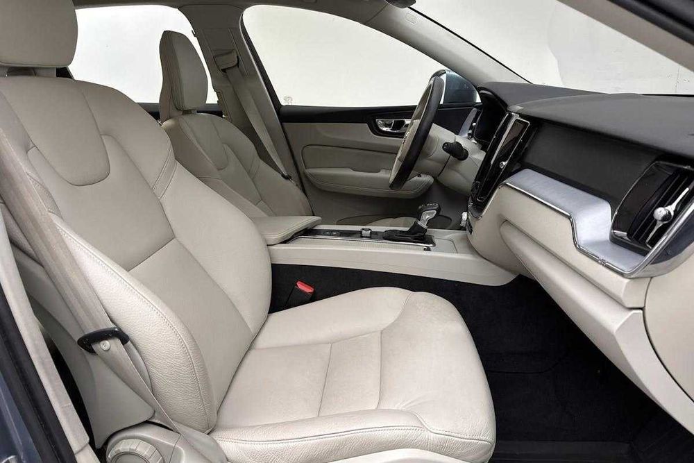 Vand VOLVO XC60 D4 MOMENTUM PRO cu preluare leasing