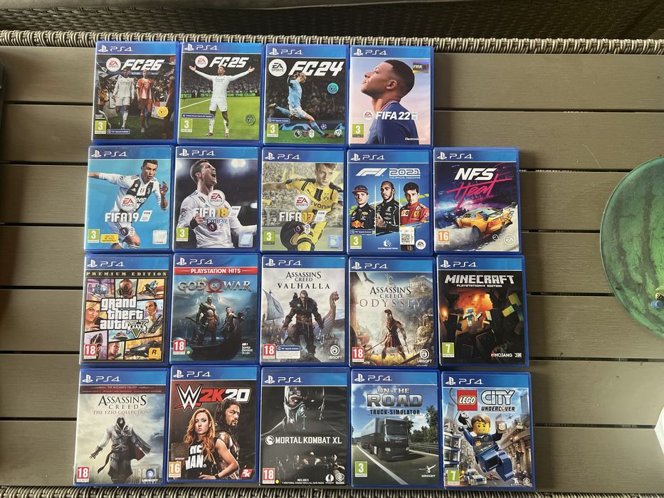 Vand PS4 + 19 jocuri + 3 Controllere
