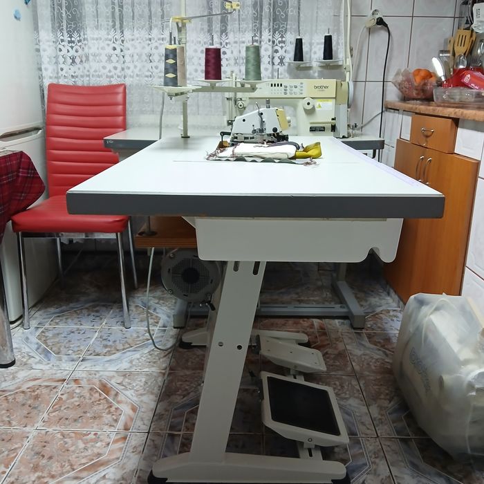 Masina de încheiat si surfilat cu 5 fire PFAFF distanta de 1cm.