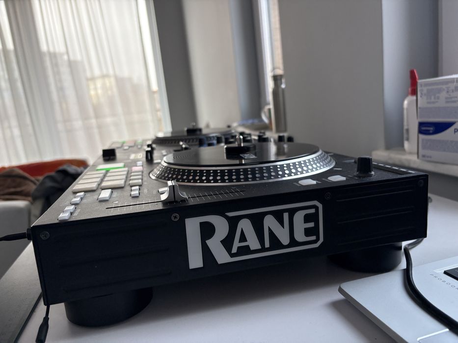 Consola DJ Rane One + Geantă