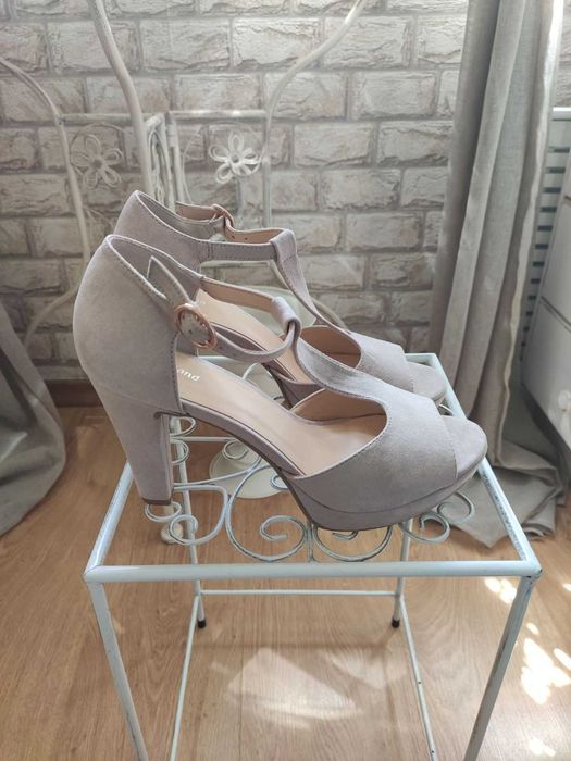 Елегантни дамски сандали N 40 от Великобритания на изгодна цена