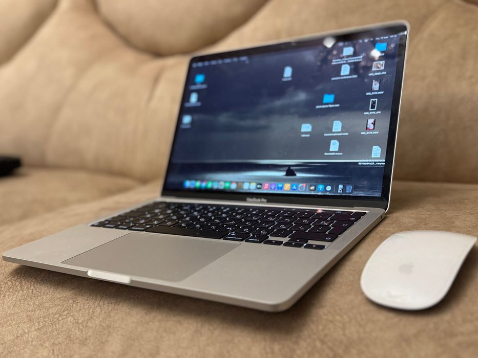 Продаю MacBook Pro 13 M2 2023 8/512Gb