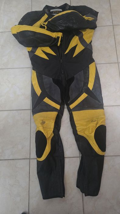 изключително запазен цял  кожен мото екип на марката Figo