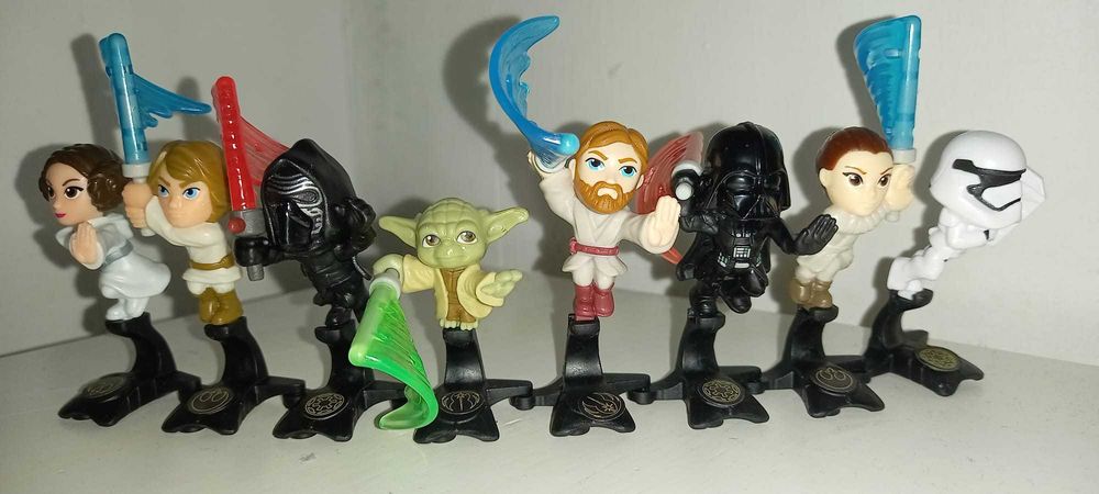 Vând jucării ou kinder STAR WARS