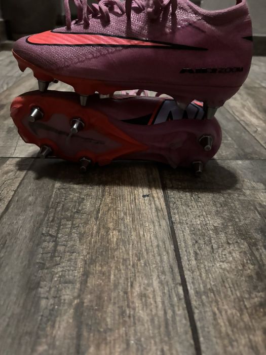 Бутонки Nike mercurial elite sg[метални шипове] използвани само 3мача цена 149.99€!Има резервни шипове и ключ за затягане специално на бутонките!