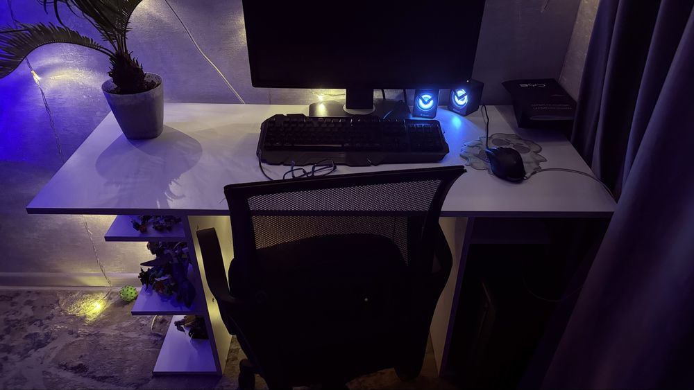 Продам компьютерный стол