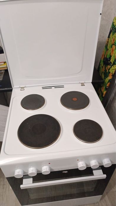 Продам почти новую электрическую плиту 60см.