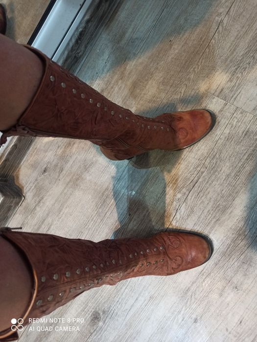 Продавам втора употреба естествена кожа кафяви ботуши с вата номер 39