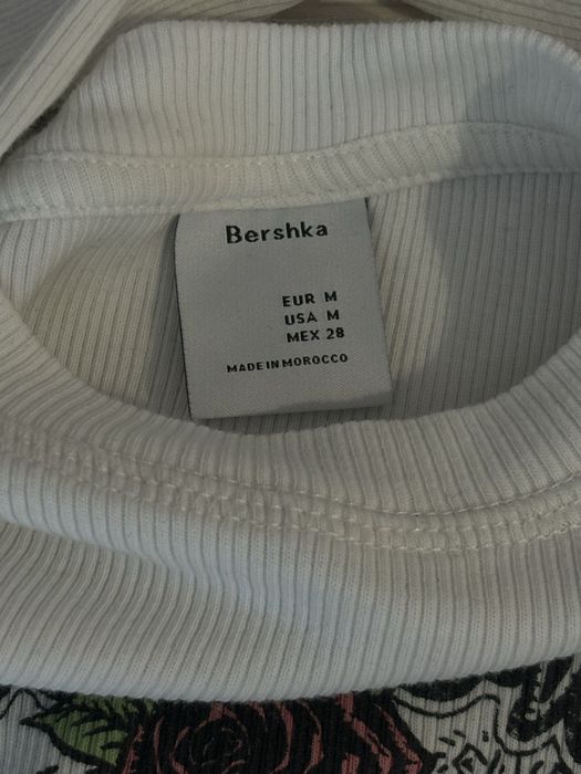 белый лонгслив.