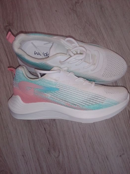 Vand adidași noi