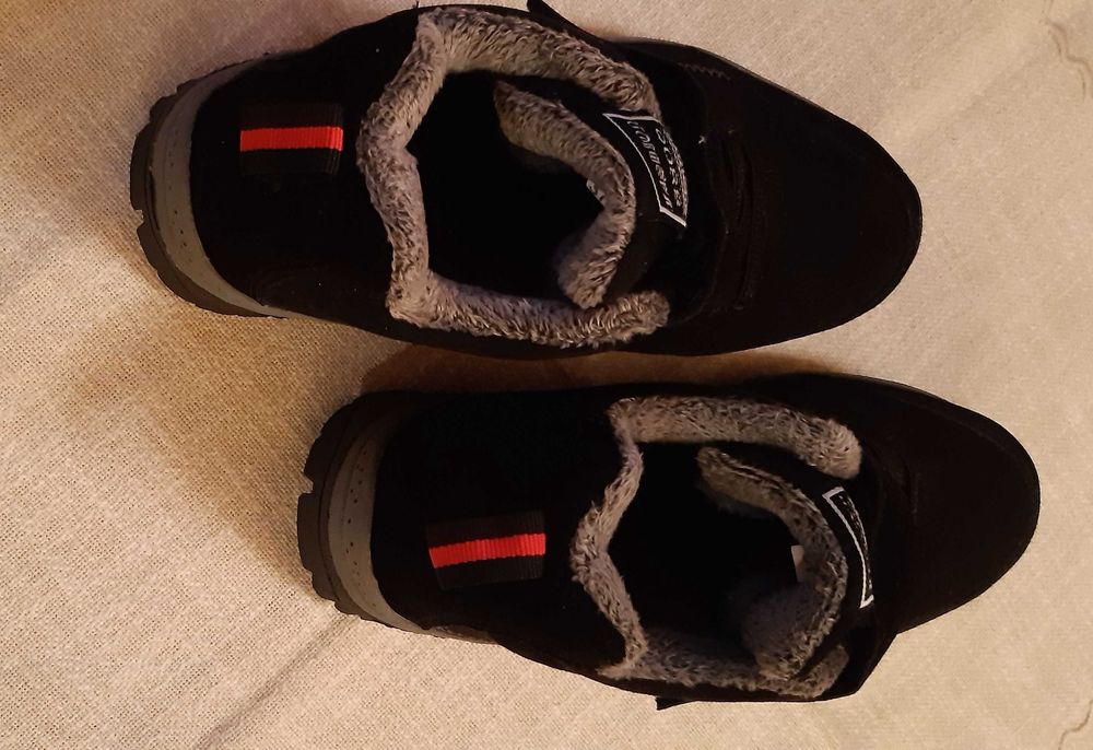 Продавам  нови зимни юношески обувки