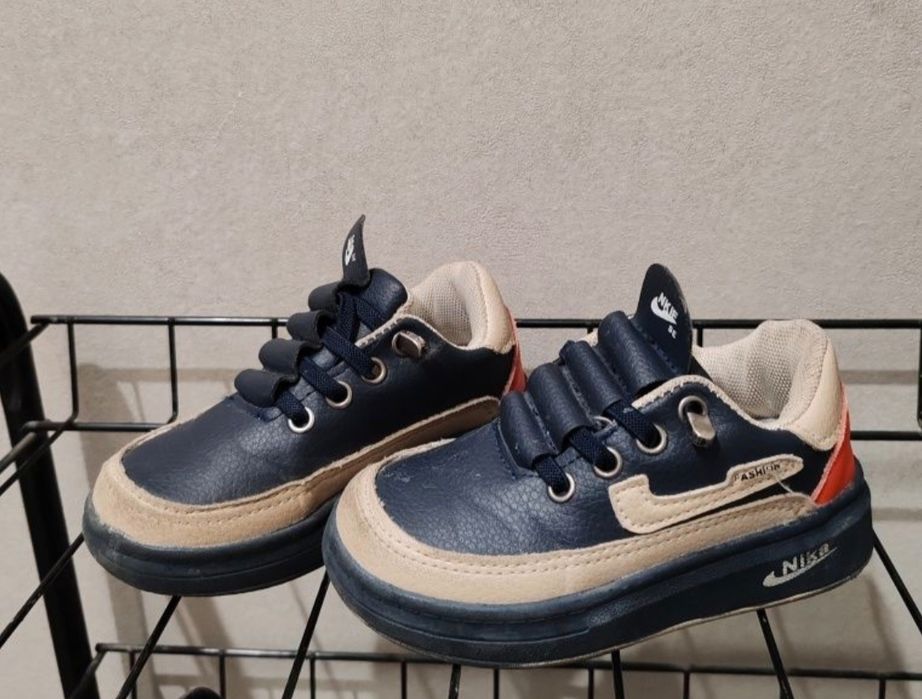 Продам детскую обувь