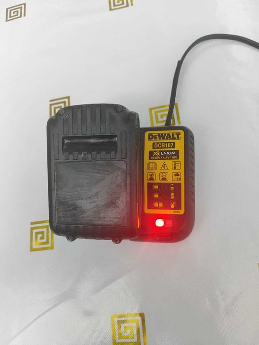 Зарядное устройство и аккумулятор DeWalt