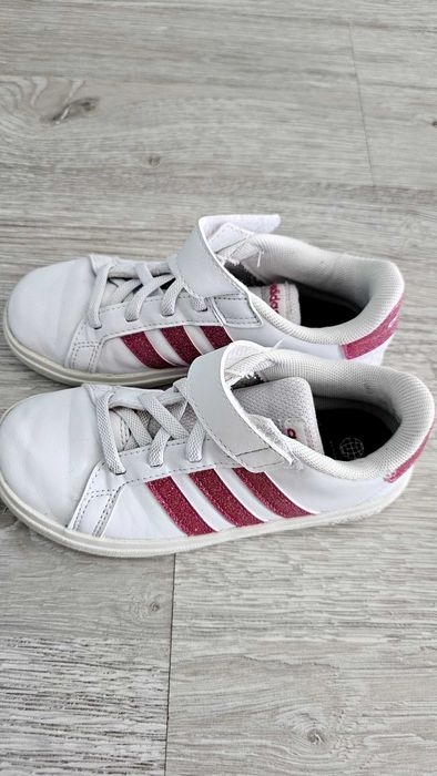 Много запазени маратонки за момиче.