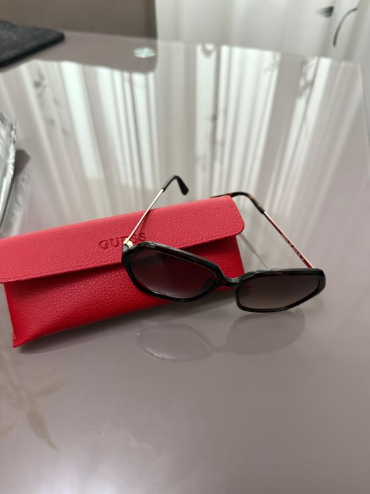 Vând ochelari de soare Guess damă ! Stare foarte bună