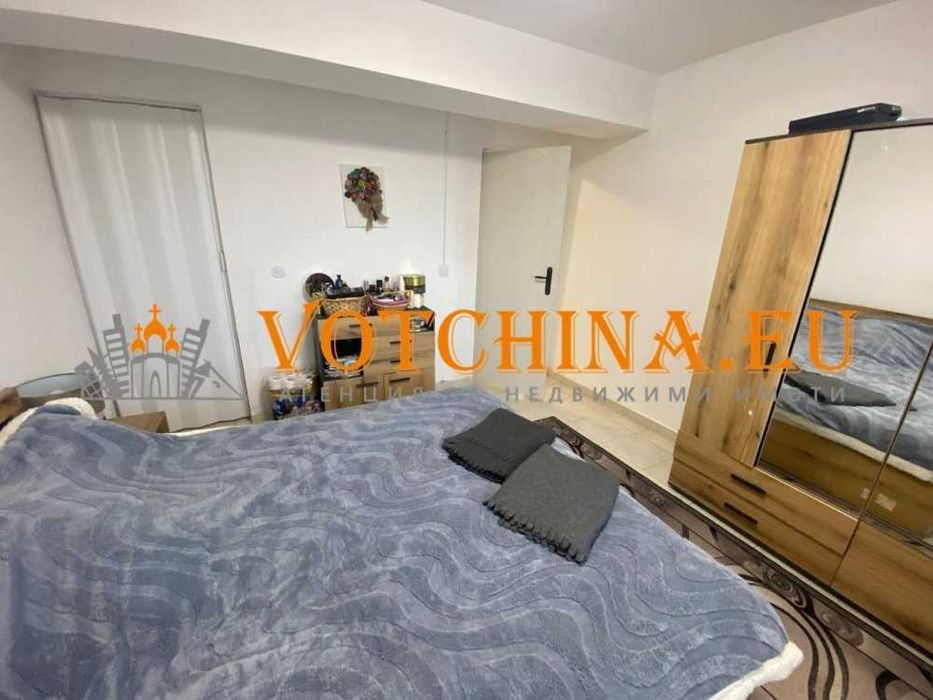 Двуетажна къща с двор в село Безводица