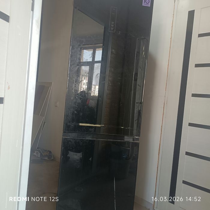 Срочно продаётся холодильник черного цвета