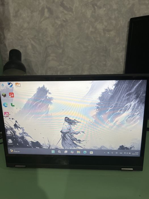 Ноутбук с сенсорным экраном , превращается в планшет