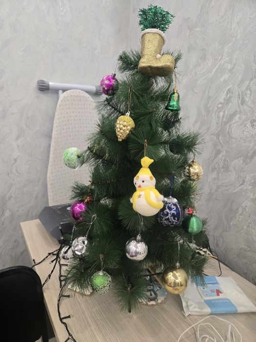 Ёлка продаётся с игрушками