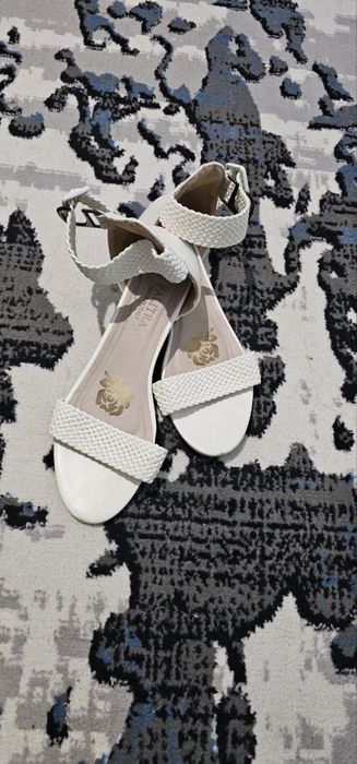 Tufli . Oq 40 razmer 1 marta kiyilgan