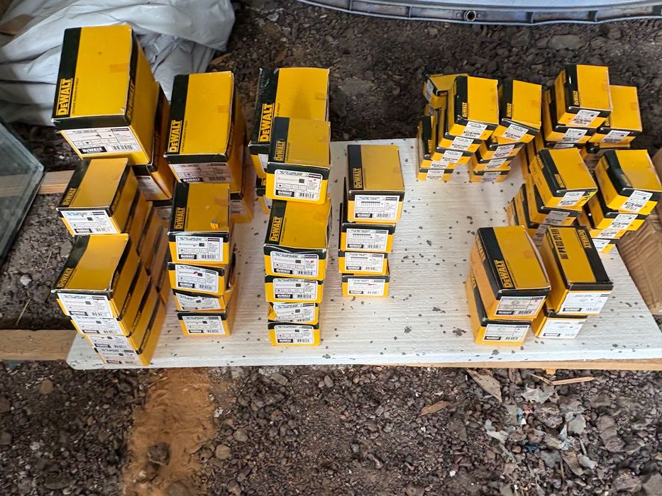 ЛОТ Чисто нов професионален инвентар DeWALT & Powers (Над 130 кутии) – Директен Монтаж