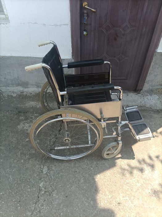 Vind 2 cariucioare pentru persoane cu dizabilitati locomotorii