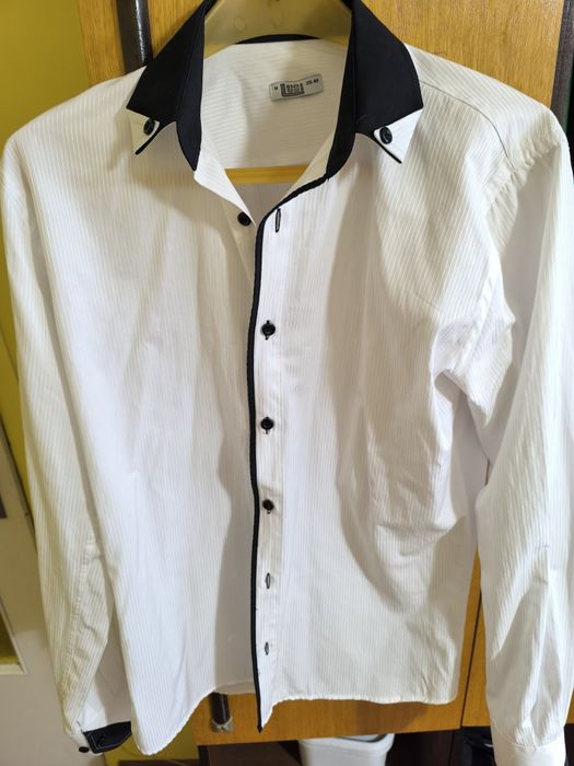 Официален костюм