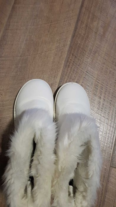 Бели пухкави ботушки