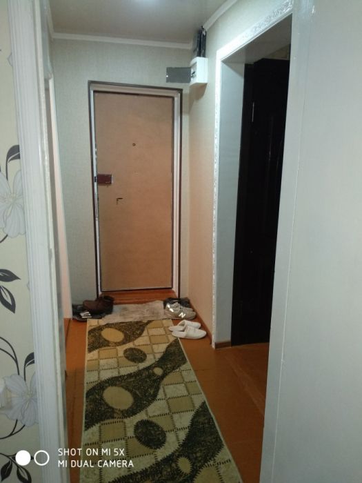 Продам спутник2 3ком 1этаж 2этажки среднее состояние дерево двух подез