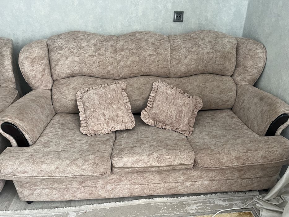 Диван вместе с креслом