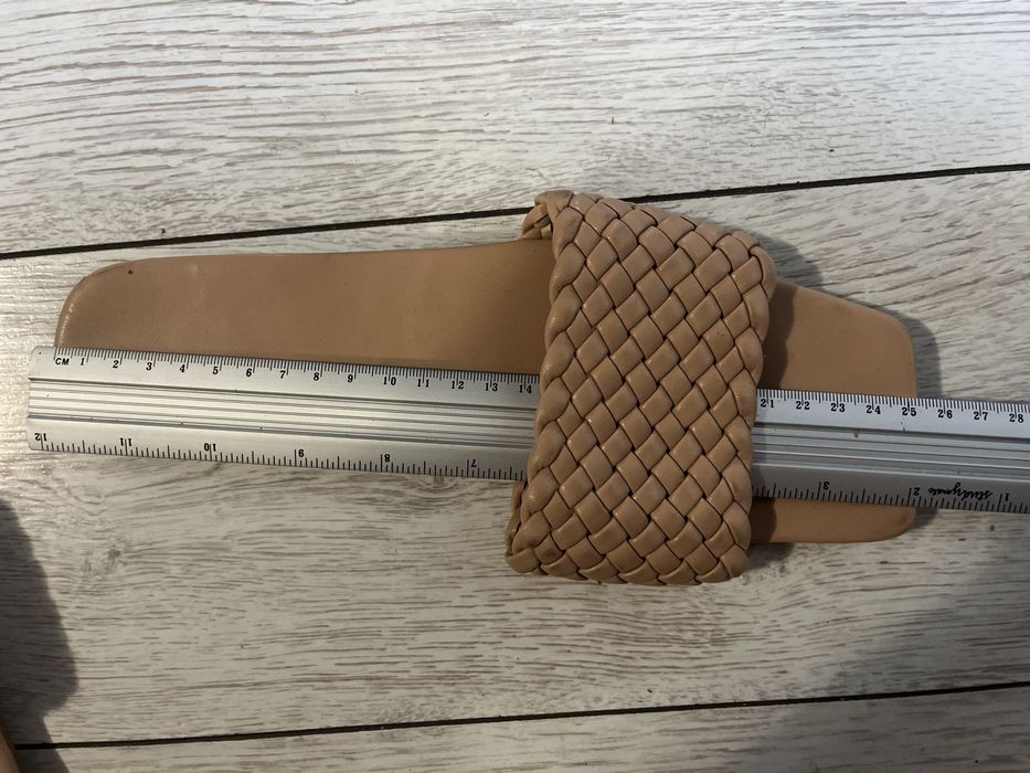 Отдам бежевые шлепанцы