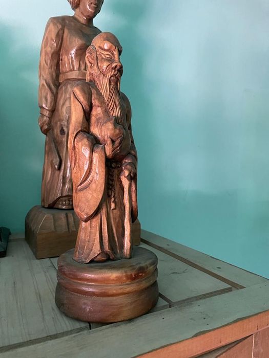 Vând statuete din lemn masiv