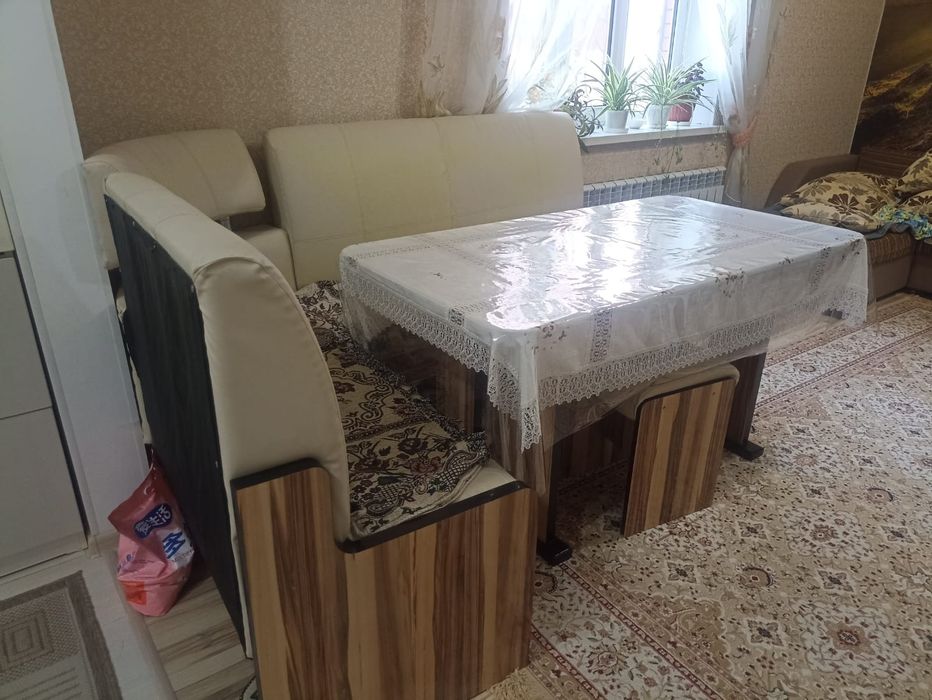 кухонный стол с угловым диваном.