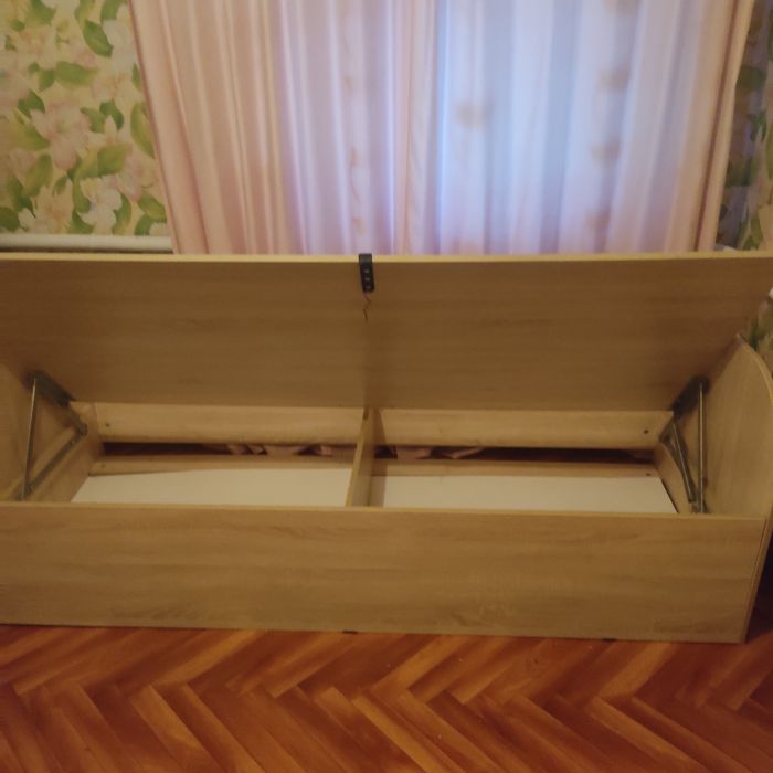 Кровать для спальни.