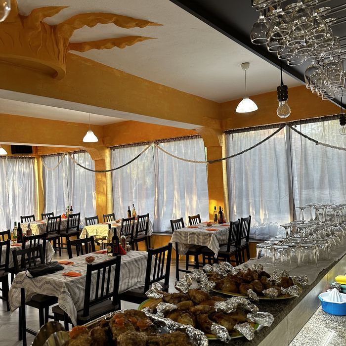 Дава се под наем Заведение в с. Добрина, Област Варна - 569 кв.м за 153 € - Снимка #8