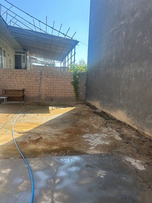 Hovli sotiladi. Uch tepa tumani