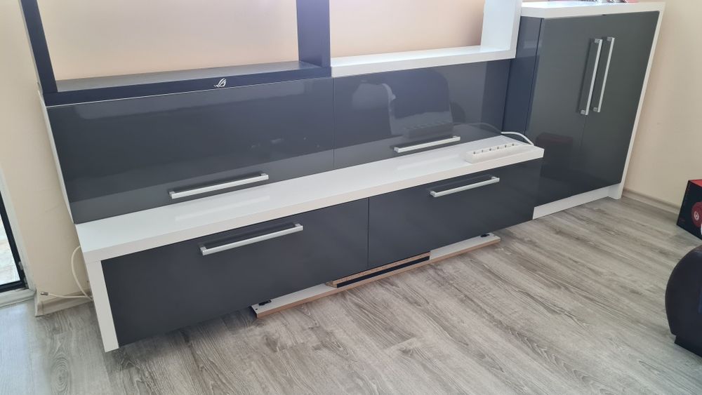 Секция от бял и сив металик гланц 3 части и с плавно затваряне.