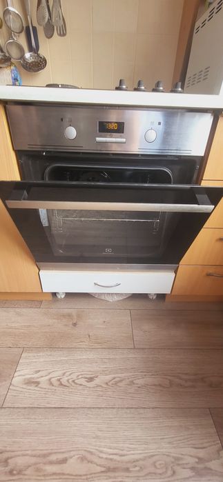 Продам духовой шкаф Electrolux серый