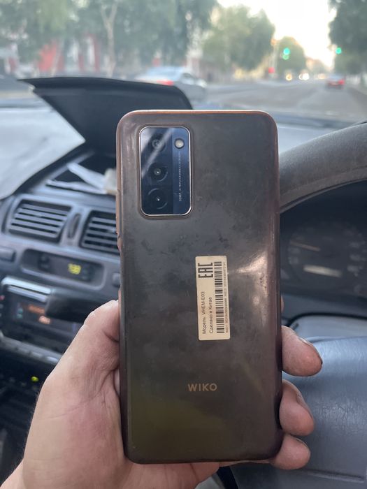 Продам смартфон WIKO 10