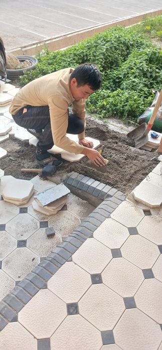 Kafel, burschatka, travertin, sokl toshlar ustasi va materillari bor