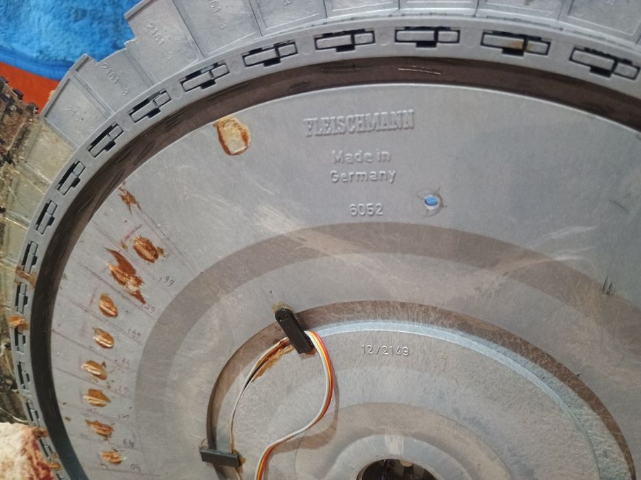 Placă turnată motorizată Fleischmann, remiză machetă trenuleț electric locomotive vagoane șine HO