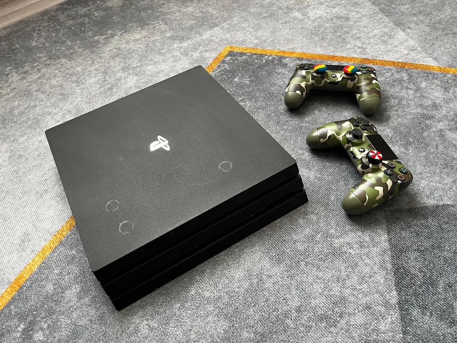 Продам PS4 pro в отличном состоянии