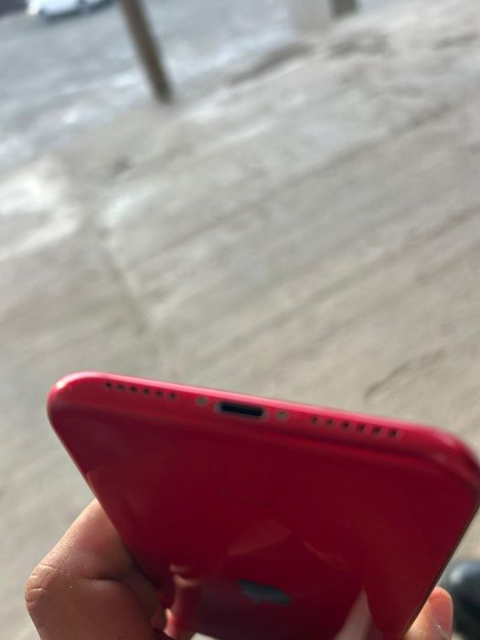 Vând iPhone 11 Red