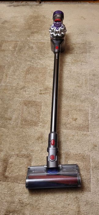 DYSON V8 aspirator cu accesori prindere perete incarcator fuctional