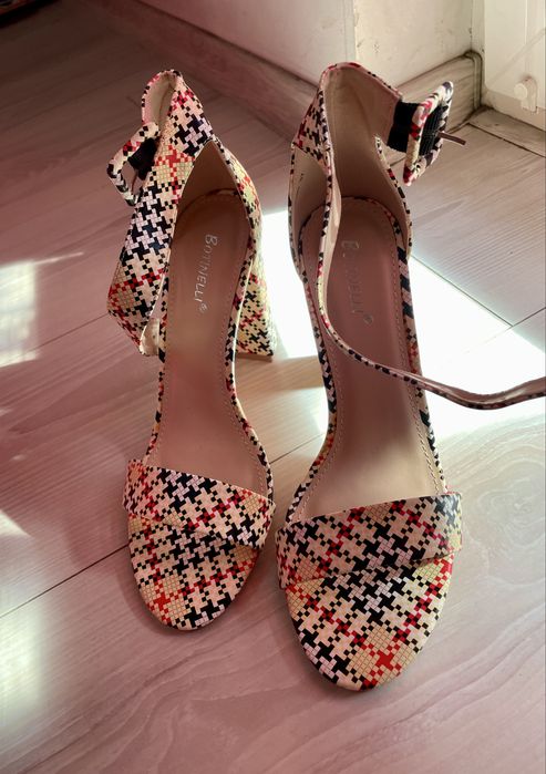 Sandale noi. Mărime 37.