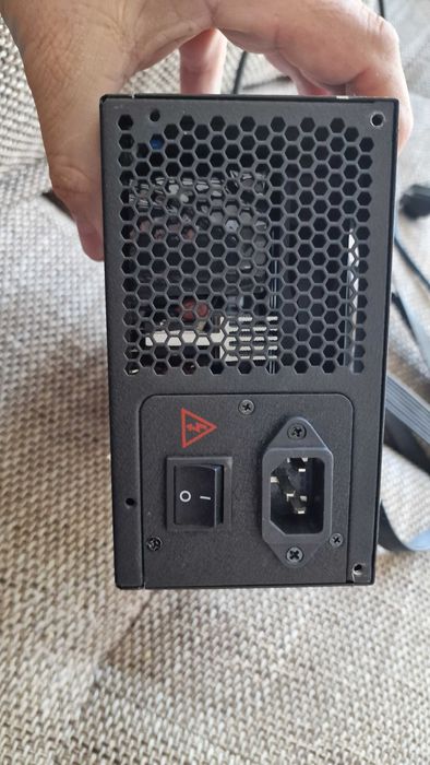Продавам компютърно захранване LC-POWER LC1200 V2.4